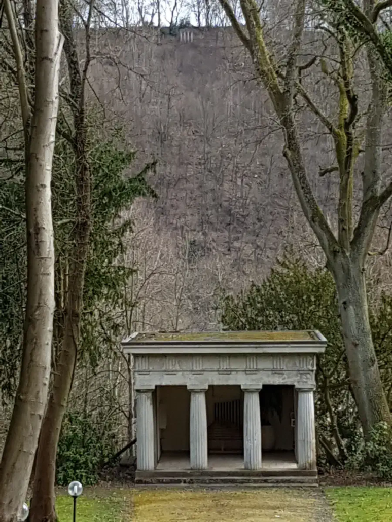 Das Phantom von Merten mit Tempel, Eitorf, Rhein-Sieg-Kreis.