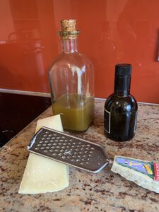 Olivenöl und Parmesan stehen bereit.