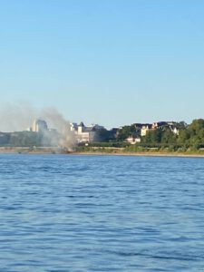 Feuer am Rheinufer in Porz.