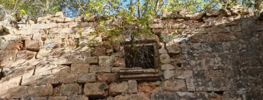 Grabesstille in der Ruine der Kirche, Reisen.