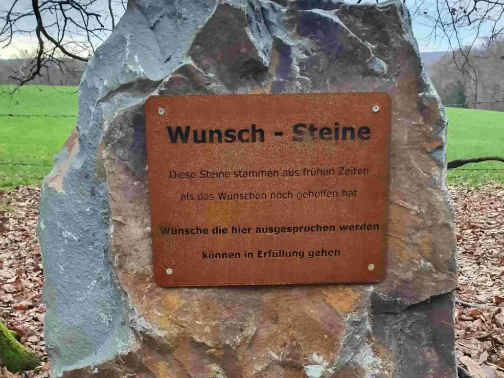 Wuenschen an Wunschsteinen in Eitorf, Rhein-Sieg-Kreis.