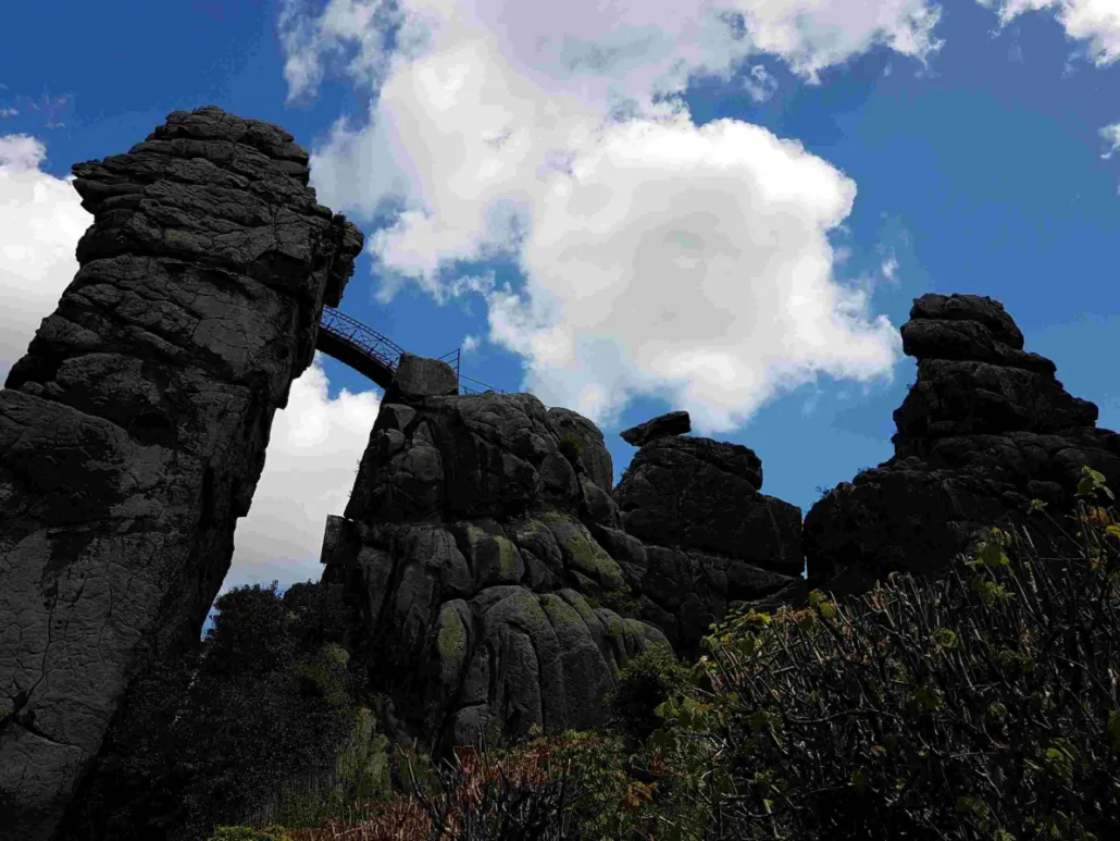 Keltisches Heiligtum mit Bruecke.