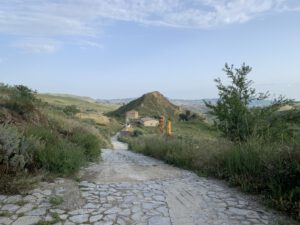 Ein steiniger Weg führt zum Cozzo dello Scavo.