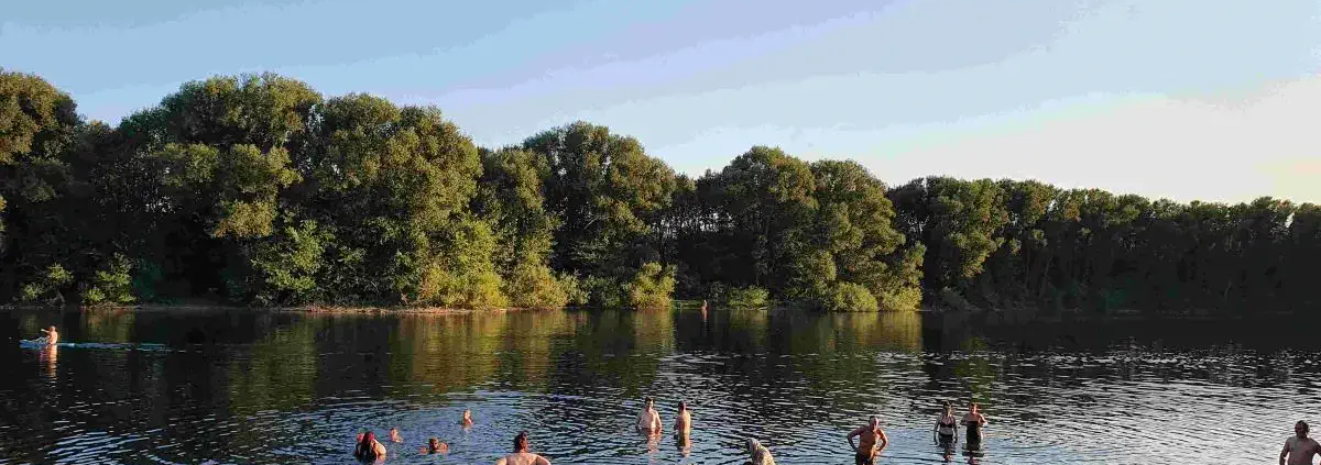 Baden in einem See im Rheinland.