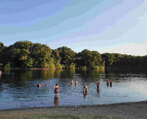 Baden in einem See im Rheinland.