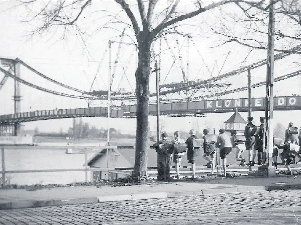 Die Rodenkirchener Bruecke als Golden-Gate-Bruecke in Koeln.