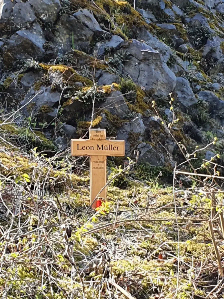 Mann kauerte auf dem Grund des Sees, ein Gedenkkreuz, Rhein-Sieg-Kreis.