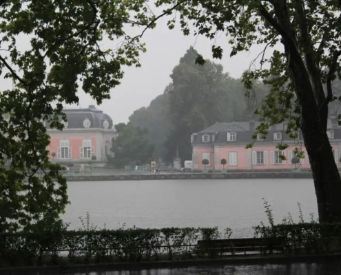 Das unbewohnte Rosa Schloss, Rheinland.