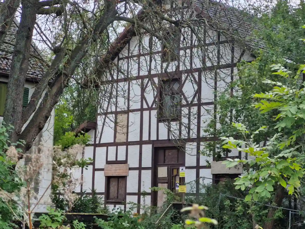 Ein historischer Festsaal von Verfall bedroht Haus Kettwig nah
