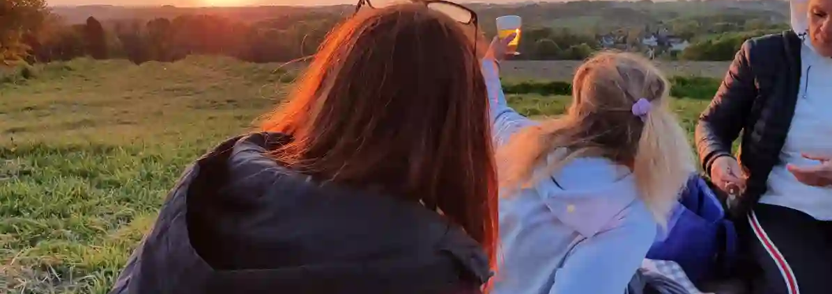 Frauen Freundschaften fuers Leben Maedelsabend Sonnenuntergang