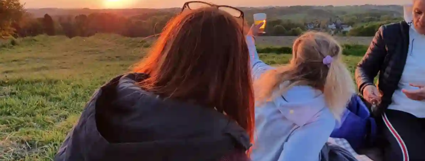 Frauen Freundschaften fuers Leben Maedelsabend Sonnenuntergang