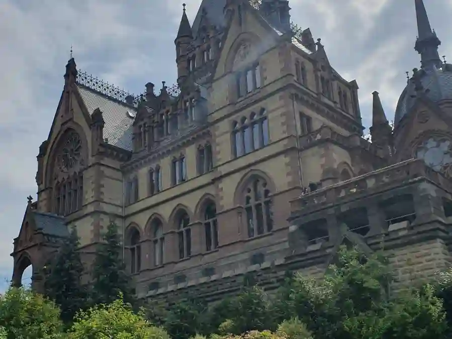 Der Fluch des Drachen und die Toten vom Siebengebirge Drachenburg