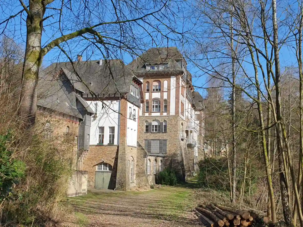 Der Geist im verlassenen Krankenhaus Garten