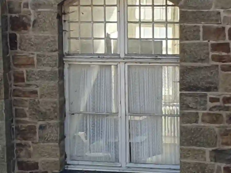 Der Geist im verlassenen Krankenhaus Fenster