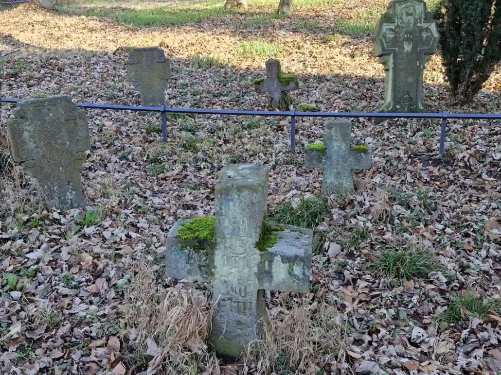 Verlassene Kirche wenn das Heilige unheimlich wird Grabsteine