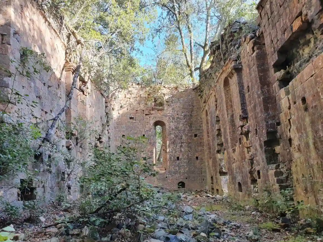 Verlassene Kirche wenn das Heilige únheimlich wird Toskana innen