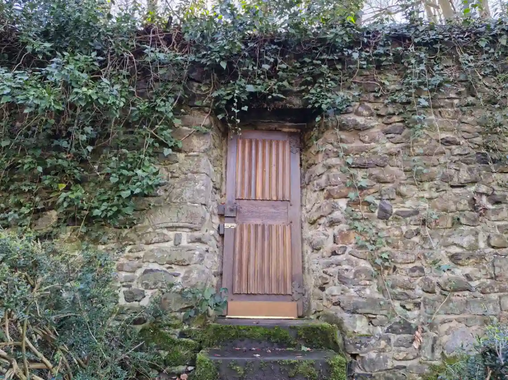 Verlassene Kirche wenn das Heilige únheimlich wird Tuer