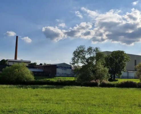 Schoeller Wolle wie es dort weitergeht Gelaende mit Schornstein