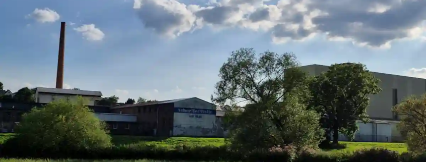 Schoeller Wolle wie es dort weitergeht Gelaende mit Schornstein