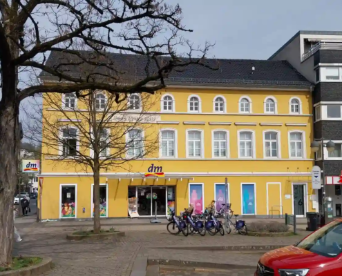 dm verlaesst den Standort Eitorf aussen weit