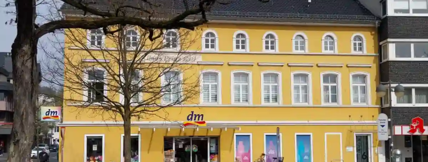 dm verlaesst den Standort Eitorf aussen weit