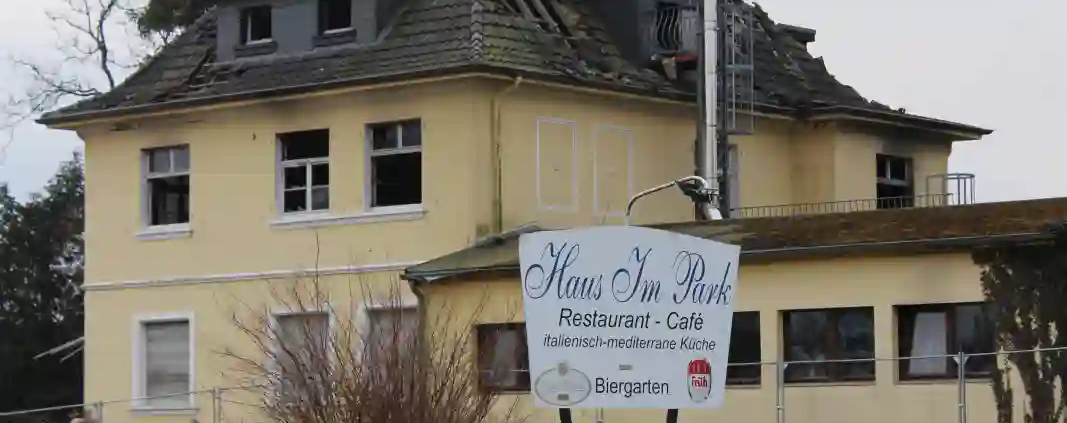 Haus im Park vom Lokal zum Lost Place vorne