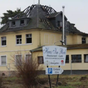 Haus im Park vom Lokal zum Lost Place Schild