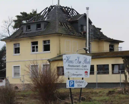 Haus im Park vom Lokal zum Lost Place Schild
