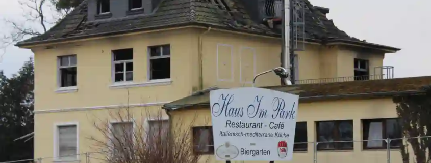 Haus im Park vom Lokal zum Lost Place Schild
