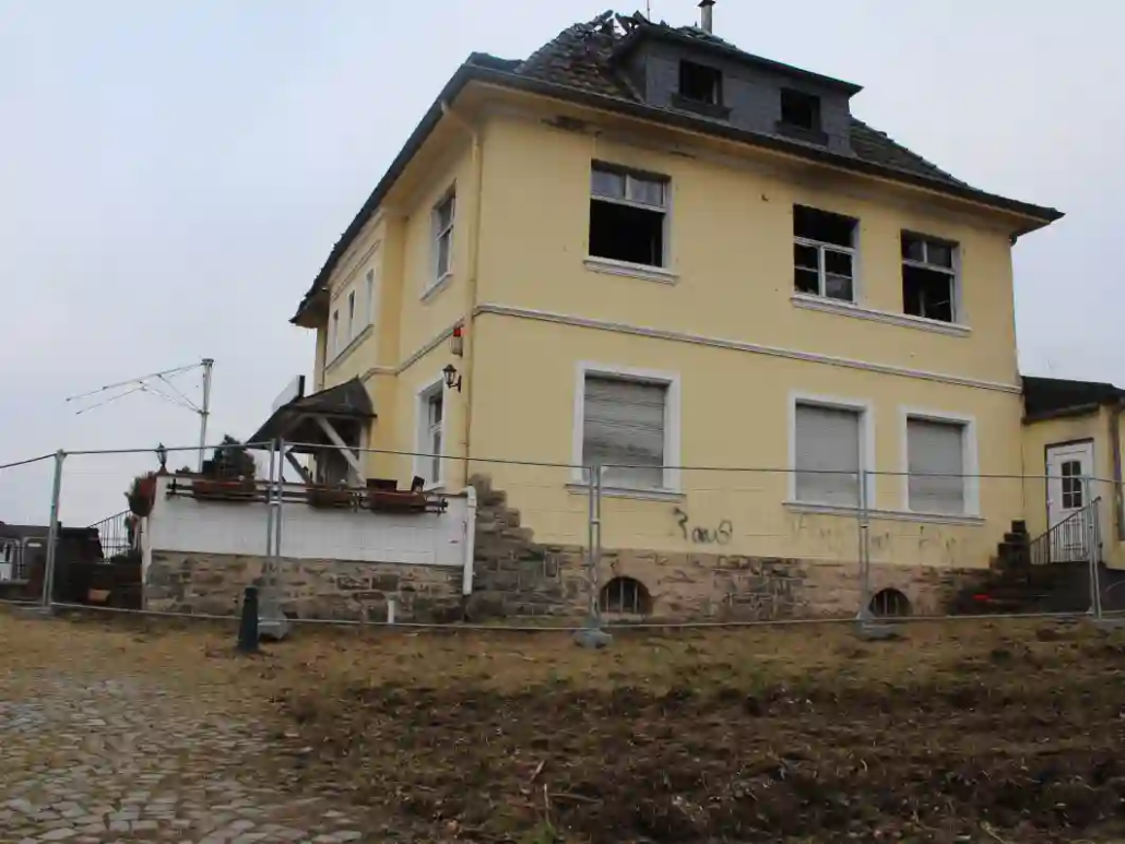 Haus im Park vom Lokal zum Lost Place vorne