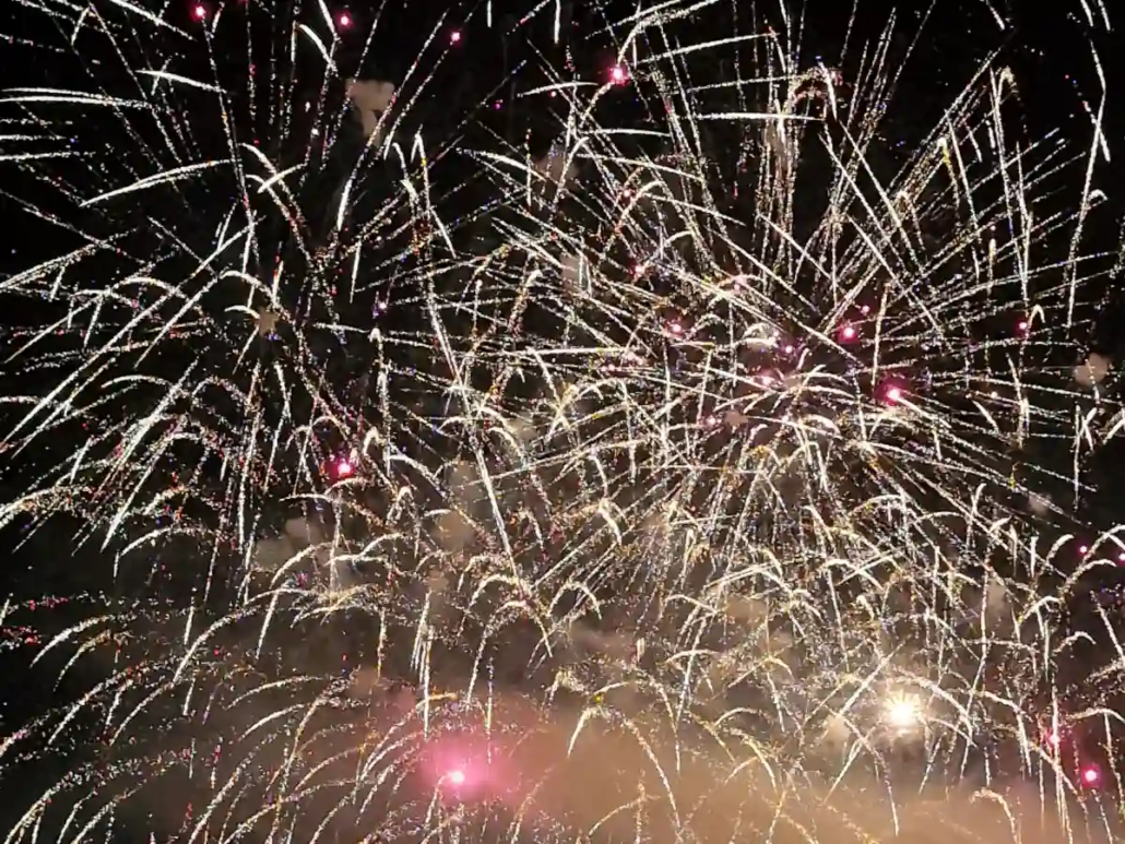 Vor 40 Jahren: Verseuchter Regen bei Rhein in Flammen Feuerwerk