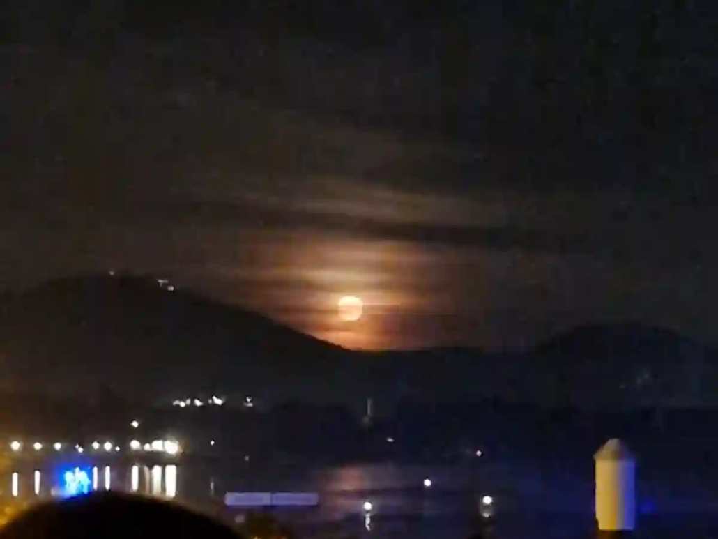 Vor 40 Jahren: Verseuchter Regen bei Rhein in Flammen Mond
