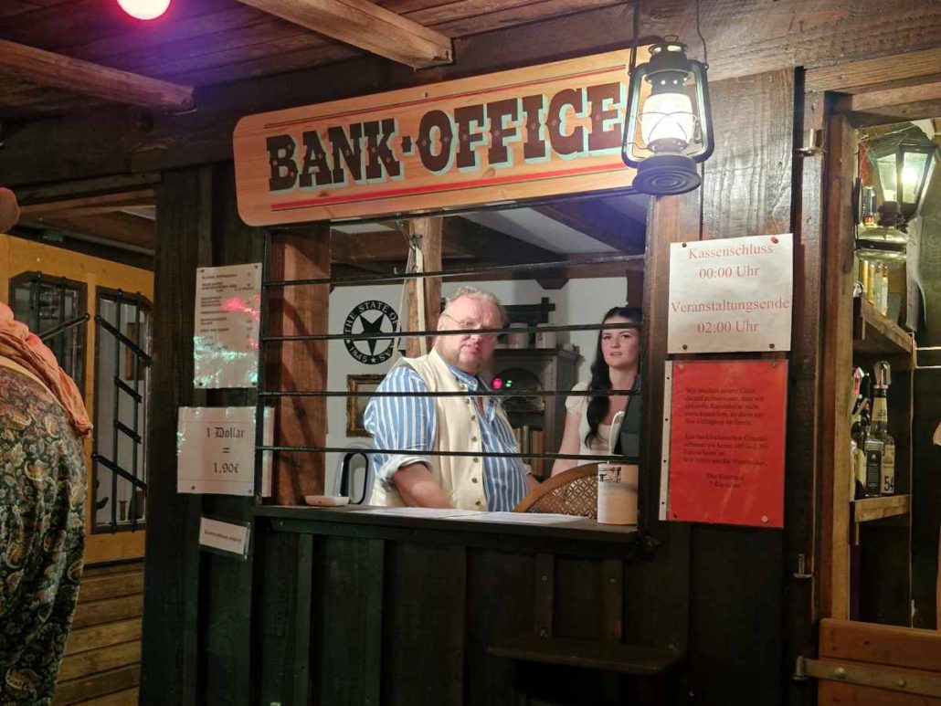 In der Westernstadt gibt es sogar ein Bank-Office.