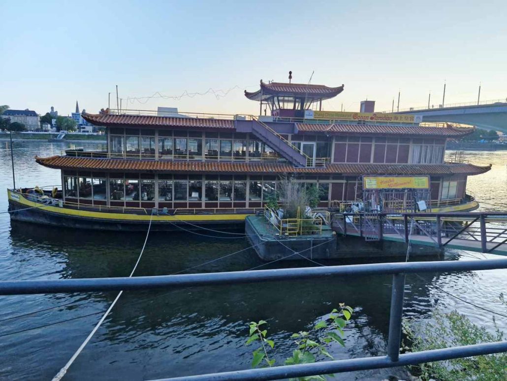 Bonn Was Chinaschiff und Bundesbuedchen gemeinsam haben Chinaschiff auf dem Rhein