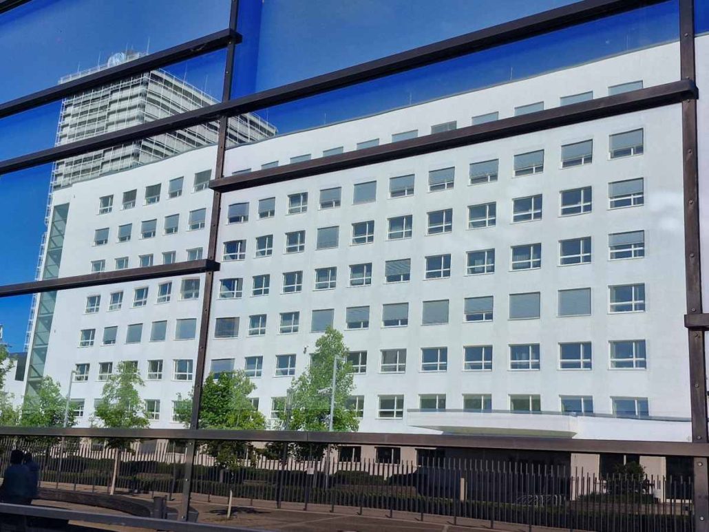 Die Spiegelung des Deutschen Bundestags im Neubau des WCCB.