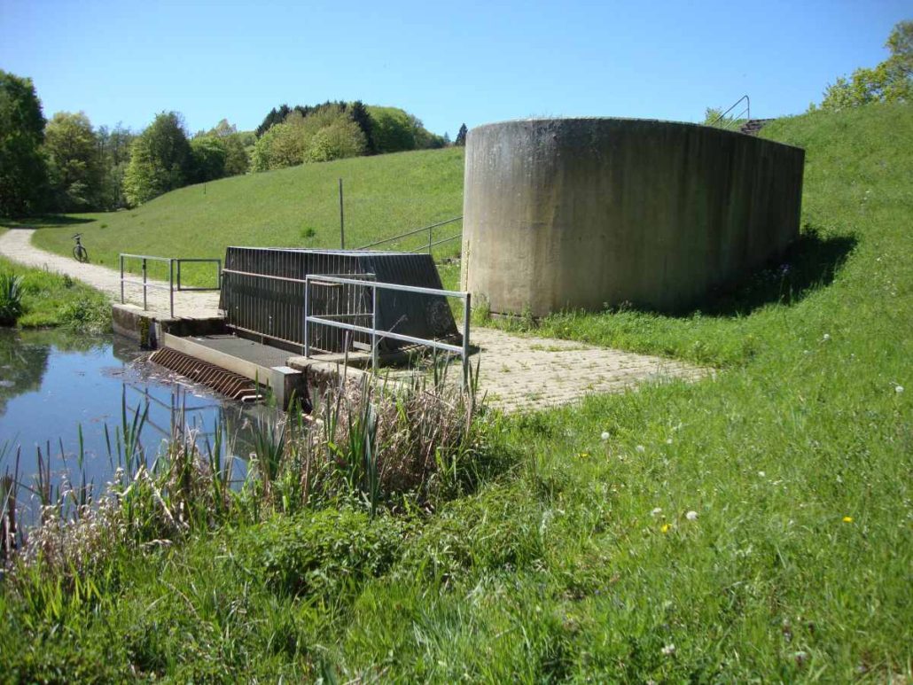 Der Eipbach und das Wasserrückhaltebecken.