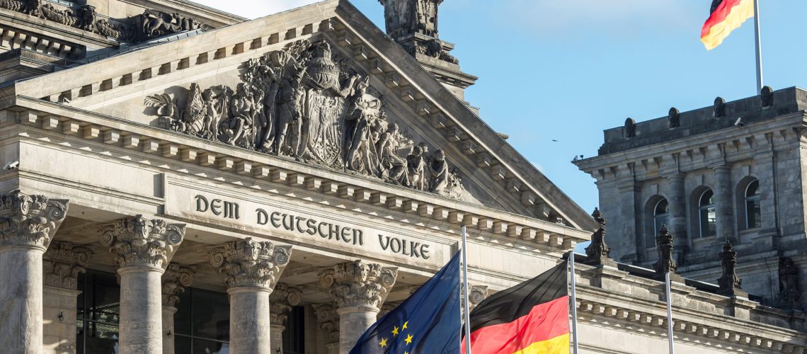 Flaggen wehen vor dem Reichstagsgebäude, Außenansicht Westfront.