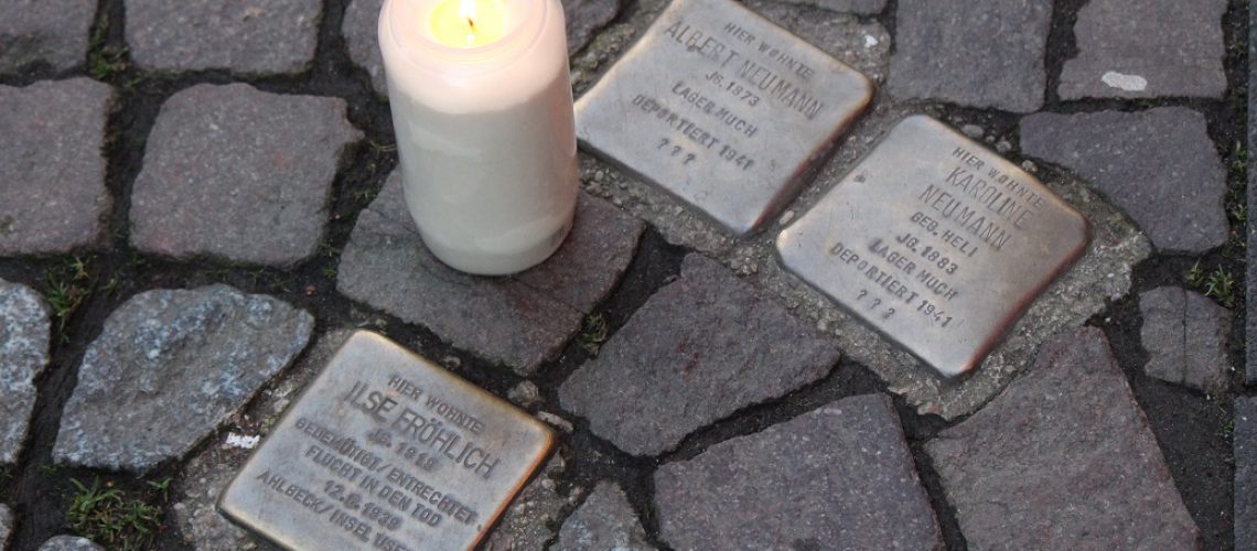 Drei Stolpersteine erinnern an die Juden wie Ilse Fröhlich und ihre Familie. (Foto: Inga Sprünken)